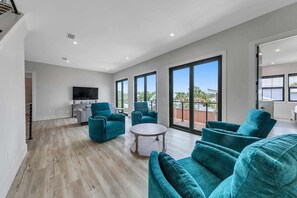 Smart TV, caminetto, videogiochi, libri