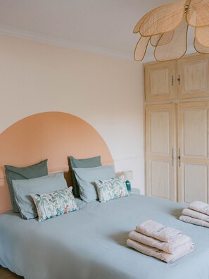 5 chambres, bureau, fer et planche à repasser, lit parapluie