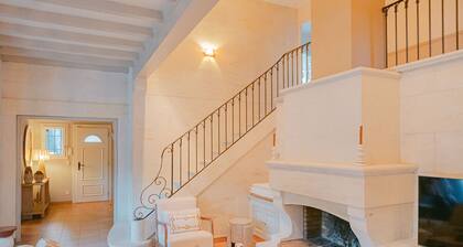 Le Mas des Cigales: maison dĂ©corĂ©e avec goĂ»t avec piscine au cĆur des Alpilles.