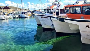 A marina with several boats docked, including one labeled "BREDBOGEN". - Väderöarnas Värdshus (Fjallbacka)