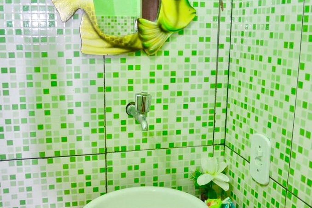 Serviettes fournies, papier toilette