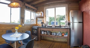 Honeymoon Cabin, Hot Tub, Lagoon View | Private kitchen | Fridge, microwave, oven, stovetop - Morada de Rashid - Banheira de Imersão (Imbituba)