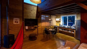 蜜月小屋, 熱水浴缸, 湖景 | 客廳 | 50 吋智能電視連數碼電視頻道、Netflix、收費電影