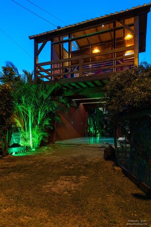 Front of property – evening/night - Morada de Rashid - Banheira de Imersão (Imbituba)