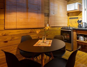 ハネムーン キャビン スパ浴槽 ラグーンビュー | ダイニングルーム