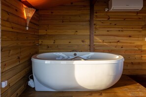 ハネムーン キャビン スパ浴槽 ラグーンビュー | バスルーム | シャワー、タオル、トイレットペーパー
