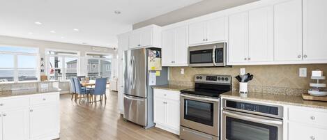 Jääkaappi, mikroaaltouuni, kahvin-/teenkeitin