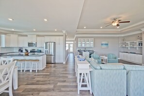 Kühlschrank, Mikrowelle, Wasserkocher mit Kaffee-/Teezubehör