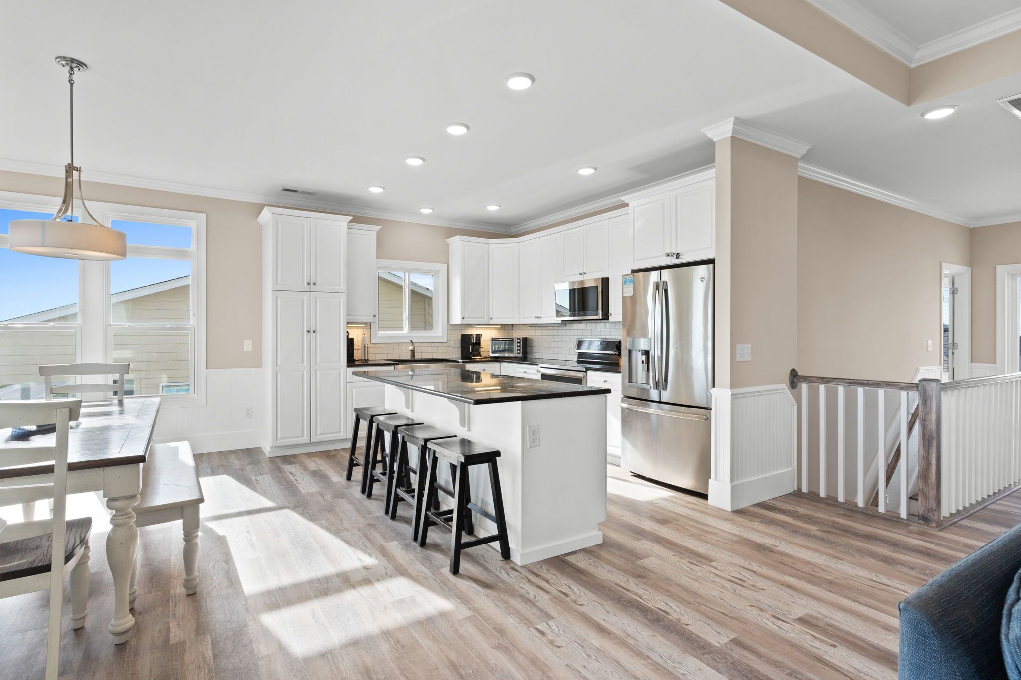 Kühlschrank, Mikrowelle, Wasserkocher mit Kaffee-/Teezubehör