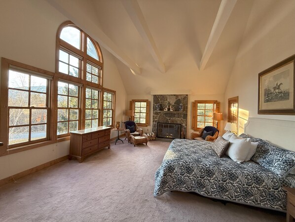 5 bedrooms, desk, iron/ironing board, travel cot