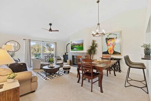 Télévision, cheminée, espaces bureaux