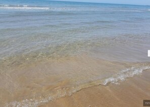 A beach with clear shallow water and a sandy shore. - Villa Sabbia Granelli (Pachino)
