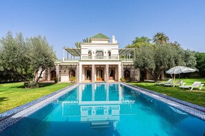 A large, two-story building with a swimming pool in front. - Charming Villa with Pool & Garden – Perfect for Relaxing Getaways 2 (Marrakesh)