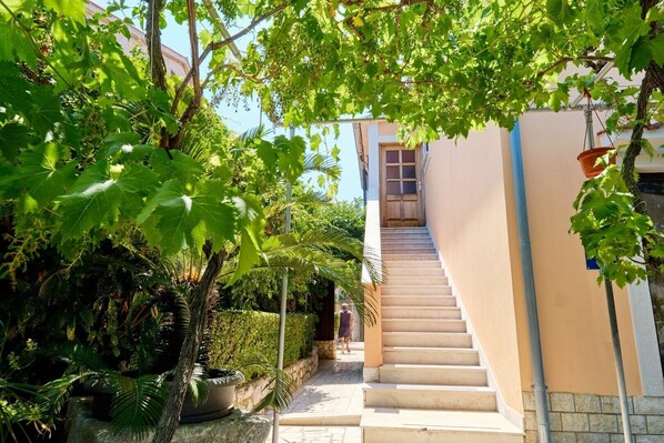 Property grounds - Apartment Ady 3 in Mali Lošinj, ideal for two guests. (Mali Losinj)