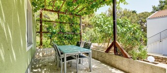 Casa Verde, located in the village Artatore, 150 m distance from the sea, for 5 people.