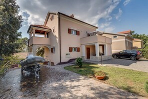 Exterior - Apartment Pineta 3, offers you comfort for your ideal vacation, located in Artatore. (Cunski)