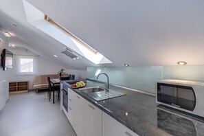 Geladeira, fogão, cooktop, lava-louças