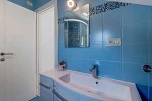 Shower, towels