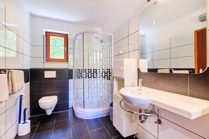 Dusche, Haartrockner, Handtücher