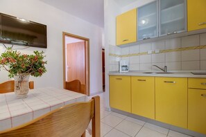 Réfrigérateur, micro-ondes, plaque de cuisson, cafetiÚre/bouilloire