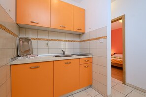 Réfrigérateur, micro-ondes, plaque de cuisson, cafetière/bouilloire