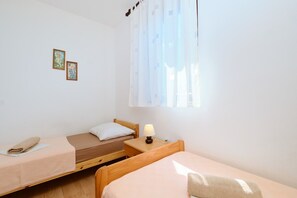 2 bedrooms, WiFi, bed sheets