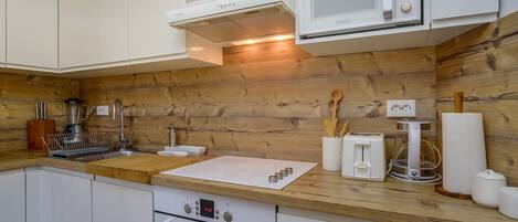 Kylskåp, mikrovågsugn, ugn och spishäll