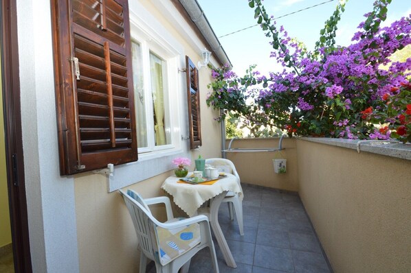Outdoor dining - Apartment Orhideja 1 in Mali Lošinj , the nearest beach Zagazinjine is 500 m away. (Mali Losinj)