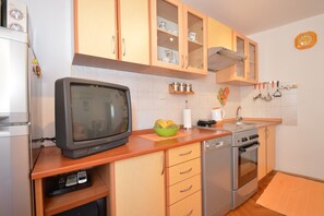 Fridge, microwave, oven, stovetop - Apartment Orhideja 1 in Mali Lošinj , the nearest beach Zagazinjine is 500 m away. (Mali Losinj)