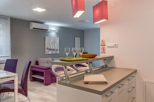 Apartment Kristian, Mali Lošinj, not far from the sandy beach in Čikat Bay, ideal for 4-5 persons