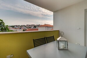 Outdoor dining - Apartment Ema in Mali Lošinj, ideal for 2-4 persons (Mali Losinj)