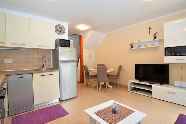 Dining - Apartment Hrasta 1 is accommodation in Hrasta on the island of Cres, 43 km from Mali Lošinj. (Cres)
