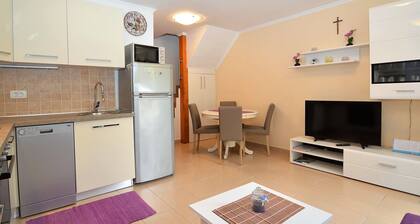 Apartment Hrasta 1 is accommodation in Hrasta on the island of Cres, 43 km from Mali Lošinj.