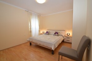 2 bedrooms, iron/ironing board, WiFi, bed sheets