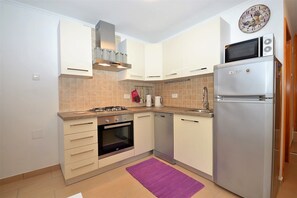 Fridge, microwave, oven, stovetop - Apartment Hrasta 1 is accommodation in Hrasta on the island of Cres, 43 km from Mali Lošinj. (Cres)