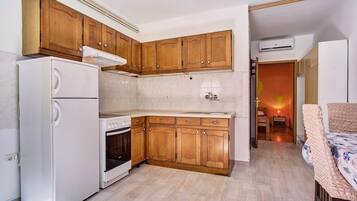 Fridge, oven, stovetop, coffee/tea maker