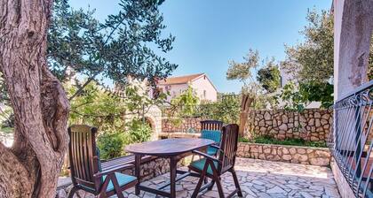 Das Apartment Luciana 1 in Mali Lošinj befindet sich im Erdgeschoss des Hauses. Es bietet Platz für drei Personen und besteht aus zwei Schlafzimmern, Bad, Esszimmer, Küche und Terrasse. Der Parkplatz befindet sich vor dem Haus.