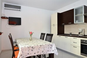 Fridge, oven, stovetop, coffee/tea maker