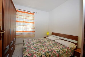 2 bedrooms, WiFi, bed sheets - Apartment Rahela 2 in Mali Lošinj, on Zagazinjine. Suitable for 5 people, on the ground floor. (Mali Losinj)