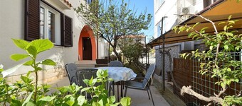 Apartment Rahela 2 in Mali Lošinj, on Zagazinjine. Suitable for 5 people, on the ground floor.