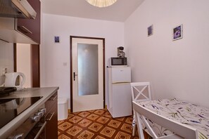 Frigorifero, forno, piano cottura, macchina per tè/caffè