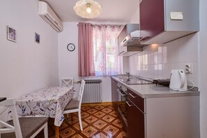 Fridge, oven, stovetop, coffee/tea maker