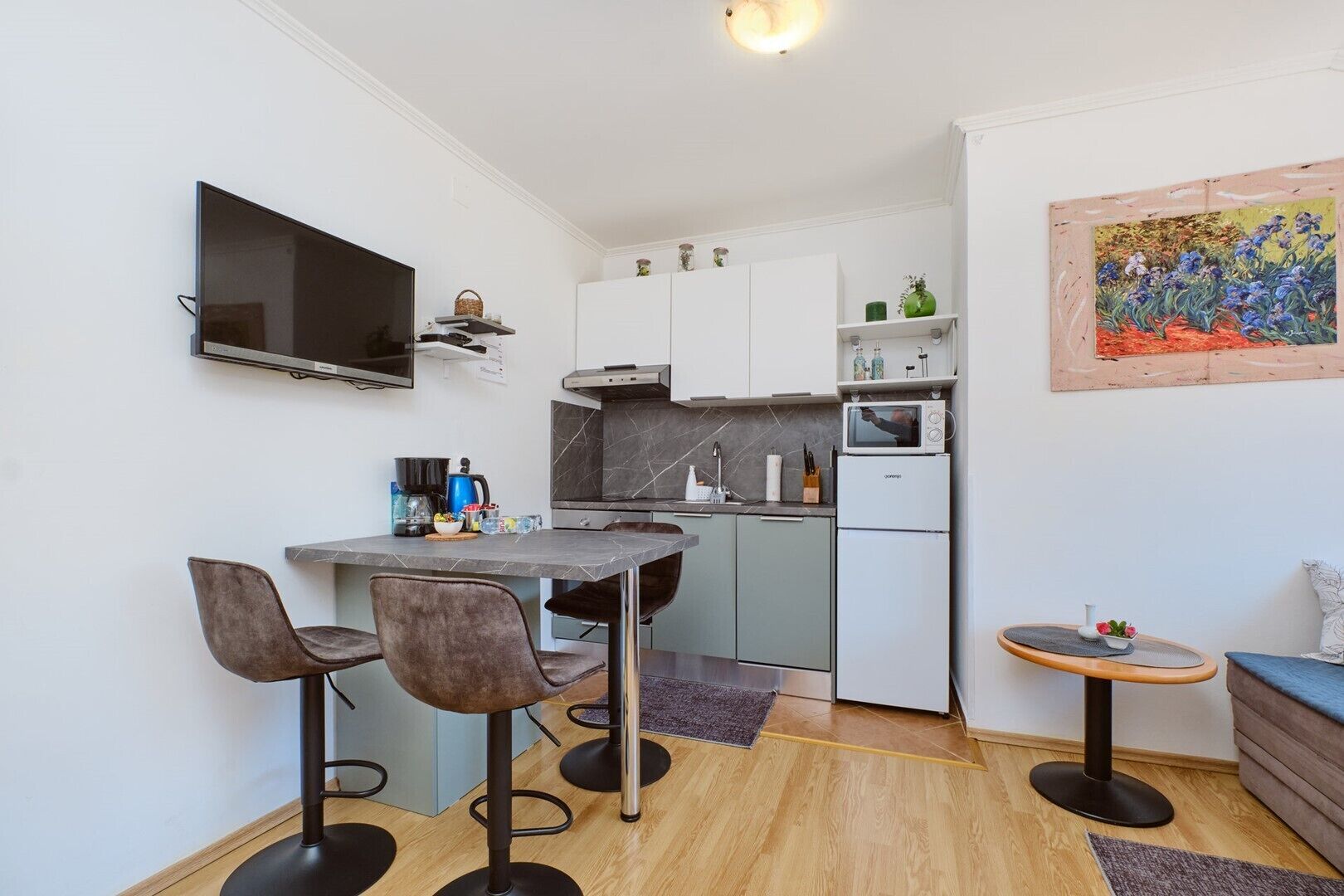 Kühlschrank, Herdplatte, Wasserkocher mit Kaffee-/Teezubehör