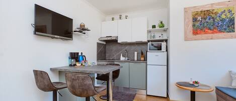 Kühlschrank, Herdplatte, Wasserkocher mit Kaffee-/Teezubehör