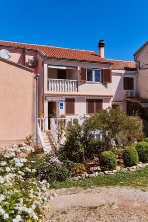 Exterior - Apartment Jasmina 1 is located in a quiet location in Mali Lošinj. It is ideal for two people. (Mali Losinj)