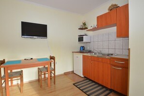 Fridge, stovetop, coffee/tea maker, cookware/dishes/utensils