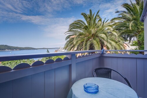 Apartment Sandra 1, in der Gegend von Malin, Mali Lošinj gelegen. Geeignet für 2 Personen, im ersten Stock, bestehend aus: einem Schlafzimmer, Küche, Badezimmer mit Dusche und Waschmaschine und Terrasse.