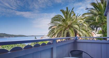 Apartment Sandra 1, in der Gegend von Malin, Mali Lošinj gelegen. Geeignet für 2 Personen, im ersten Stock, bestehend aus: einem Schlafzimmer, Küche, Badezimmer mit Dusche und Waschmaschine und Terrasse.