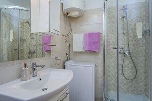 Douche, serviettes fournies