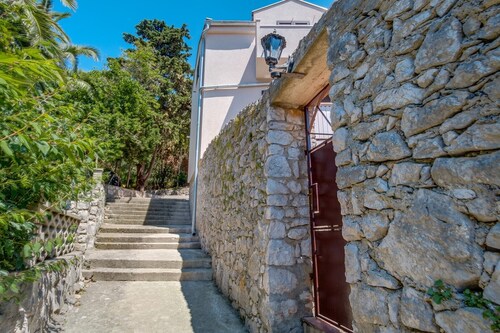 Das Apartment Sandra 2 befindet sich in der Gegend von Malin, Mali Lošinj. Geeignet für 2 Personen, im Erdgeschoss, bestehend aus: Schlafzimmer, Küche, Badezimmer mit Dusche und Terrasse.